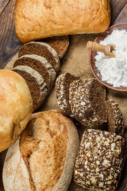 Mains de pain frais au blé et gluten sur une table en bois
 - Photo, image
