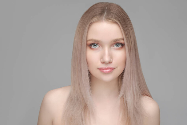 Fashion portrait of a  young woman with a natural make-up and straight blond hair - Fotoğraf, Görsel