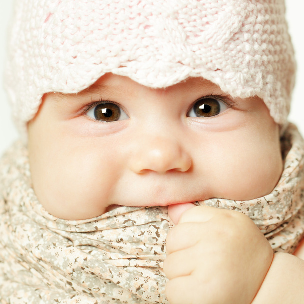 glimlachende babymeisje - Foto, afbeelding