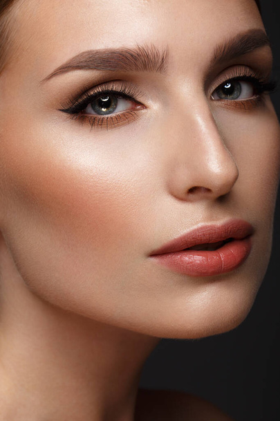 Beautiful girl with sexy lips and classic makeup . Beauty face. - Fotoğraf, Görsel