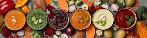 Σούπες λαχανικών και συστατικά σε γκρι φόντο, top view - Φωτογραφία, εικόνα