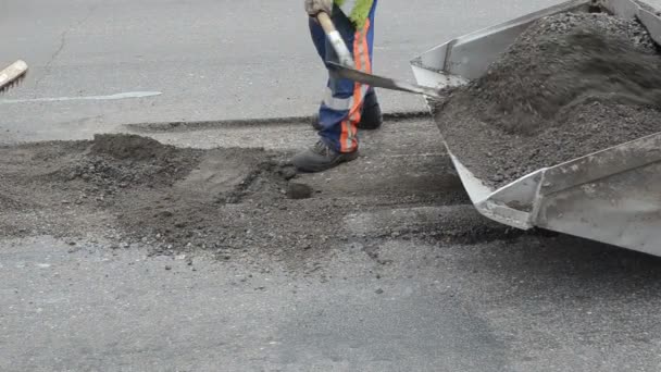 pracownik ciężarówka obciążenia asfaltu - Materiał filmowy, wideo