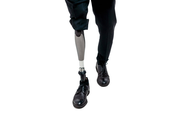 Ausgeschnittene Ansicht eines behinderten Mannes mit Beinprothese, isoliert auf weißem Hintergrund - Foto, Bild