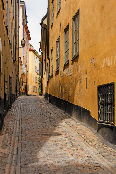 Widok na ulicę Sztokholm. Wspaniałe skandynawskie miasto. Szwecja - Zdjęcie, obraz