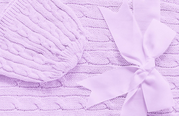 Baba kötött kalap egy puha lila takarón. Aranyos ajándék az újszülöttnek íjjal. Fénymásolási hely - Fotó, kép