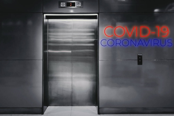 Tekst ostrzegawczy COVID-19 i CORONAVIRUS przed winda teksturowane tle. - Zdjęcie, obraz