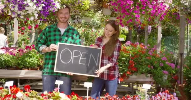 Zwei Floristen mit offenem Schild in ihrem Geschäft - Filmmaterial, Video