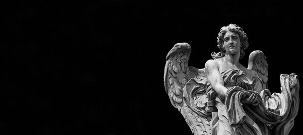Статуя ангела, що тримає одяг і кості Ісуса Страсті. Шедевр бароко XVII століття на вершині моста Святого Ангела в центрі Рима (чорний і білий з копіювальним простором).) - Фото, зображення