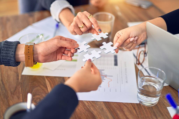 Група бізнесменів своїми руками з'єднує шматочки головоломки в офісі
 - Фото, зображення
