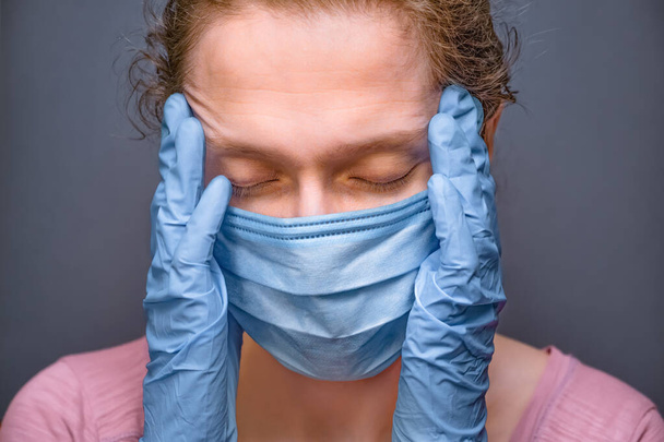 Coronavirus COVID-19. Antecedentes pandémicos. Rostro de mujer cansada con máscara médica y guantes. Mujer desesperada y nuevos casos confirmados de enfermedad por coronavirus COVID-19. Emociones negativas Expresión facial
 - Foto, Imagen