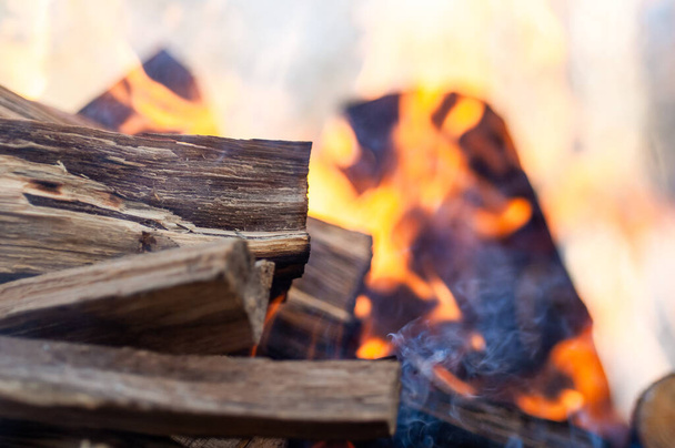 Burning firewood, fire, charcoal, grill. - Foto, Bild