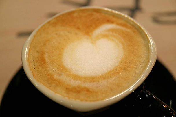 Mousse de café en forme de coeur de cappuccino chaud avec foyer sélectif
 - Photo, image