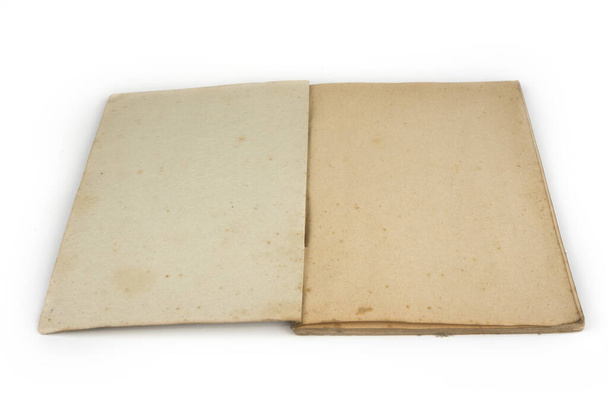 Oude open grunge notebook met blanco pagina 's op een wit - Foto, afbeelding