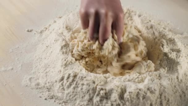 Professionelle Bäcker beginnt, Mehl mit Ei in einer Vertiefung in einem Haufen Mehl mischen. Konzept des Teigknetens und Kochens leckerer Pizza. Aus nächster Nähe. 4K - Filmmaterial, Video