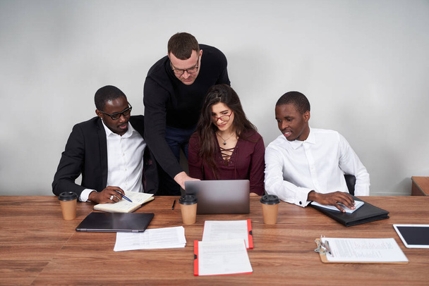 Jeunes gens d'affaires heureux travaillant ensemble dans un bureau moderne, concept de travail d'équipe multiethnique
 - Photo, image
