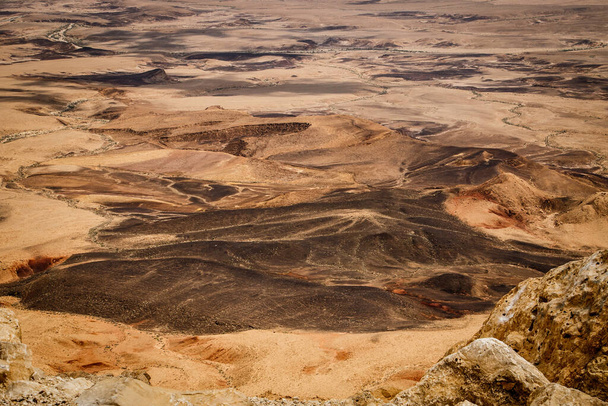 イスラエルの有名な砂漠の巨大なクレーターMitzpe Ramon近くのイスラエルのNeev砂漠のユニークなカラフルなパレットの詳細 - 写真・画像