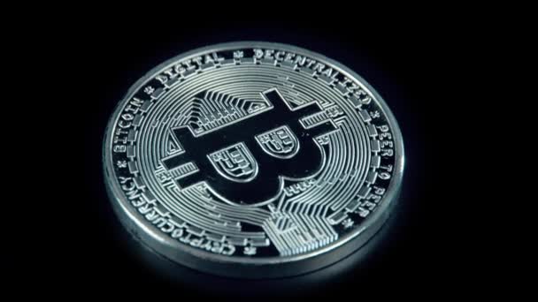SIlver Bitcoin munt op zwarte achtergrond. Zilveren Crypto munt op draaiende standaard. - Video