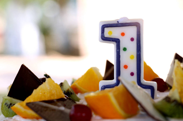 1歳の赤ちゃんのためのフルーツ誕生日ケーキ - 写真・画像