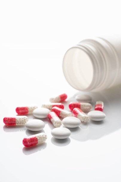 Pills on a white background. Closeup. Flu medicine. Infection treatment - 写真・画像