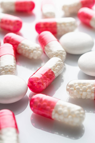Pills on a white background. Closeup. Flu medicine. Infection treatment - Φωτογραφία, εικόνα