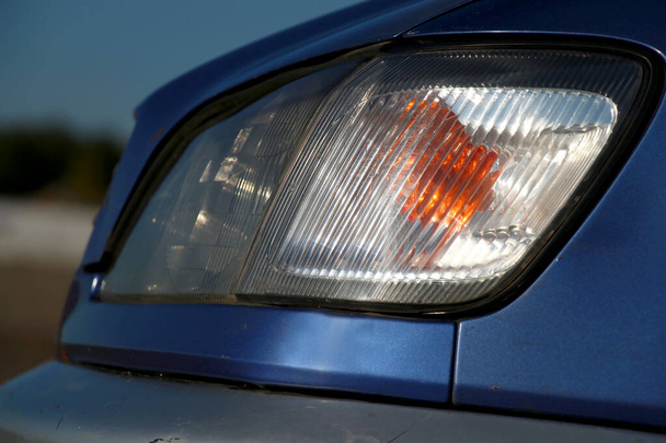 Направленный источник света, установленный на передней части автомобиля, предназначенный для освещения окружающей местности, дорог
. - Фото, изображение