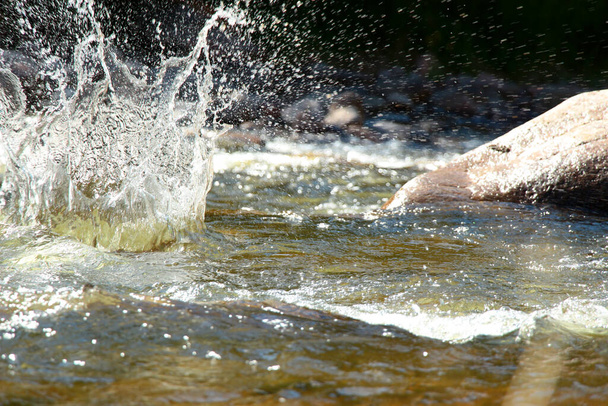 Splash de água de pedra caindo
 - Foto, Imagem