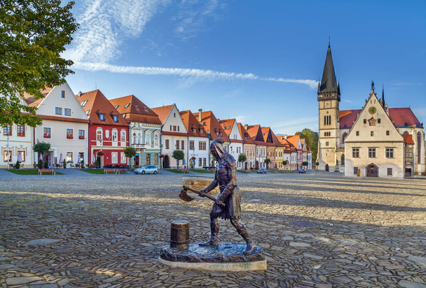 Centraal plein omgeven door goed bewaard gebleven gotische en renaissance huizen in Bordejov, Slowakije - Foto, afbeelding