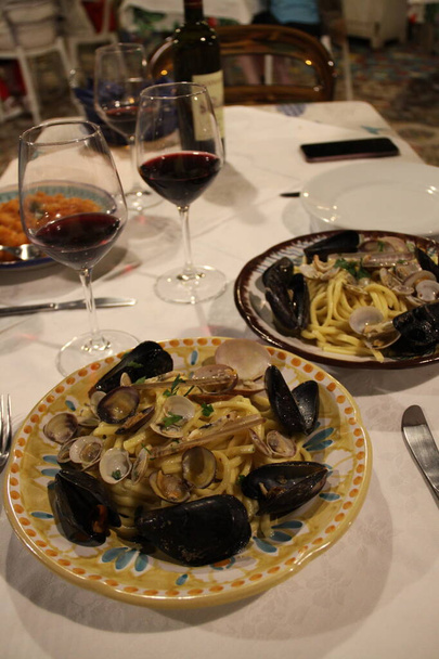 Pasta with mussels and wine - Photo, Image