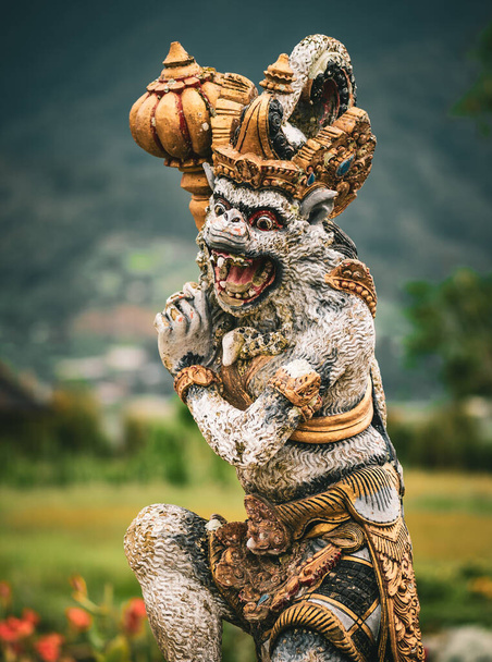 Estatua del demonio en el templo del lago Beratán en Bali, Indonesia - Foto, imagen