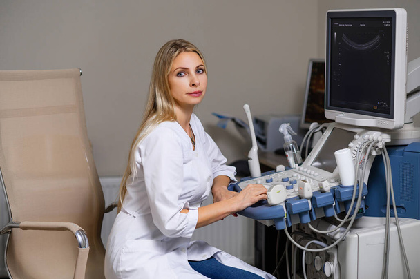 Médico radiólogo trabajando con máquina de ultrasonido
 - Foto, Imagen