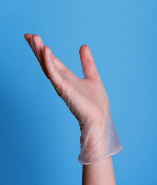 コロナウイルス。防護プラスチック手袋を着用。家にいて。保護だ。健康管理。プラスチック製の手袋をしてる。安全な接触だ。自分自身と愛する人の世話をしなさい。コロナウイルスは世界を結びつけ - 写真・画像