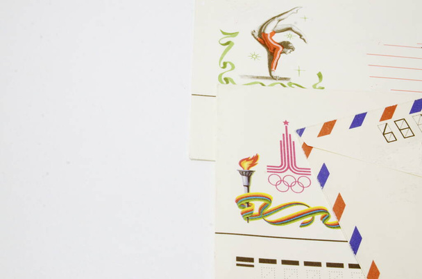 На белом фоне старинные почтовые конверты для писем и открытки
. - Фото, изображение