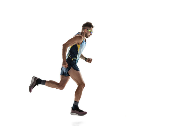 Спортсмен триатлона бегает изолированный на белом фоне студии
 - Фото, изображение