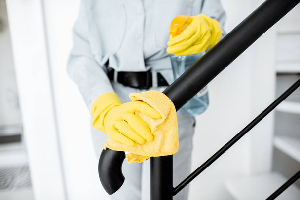 Femme nettoyage balustrades d'escalier à la maison
 - Photo, image