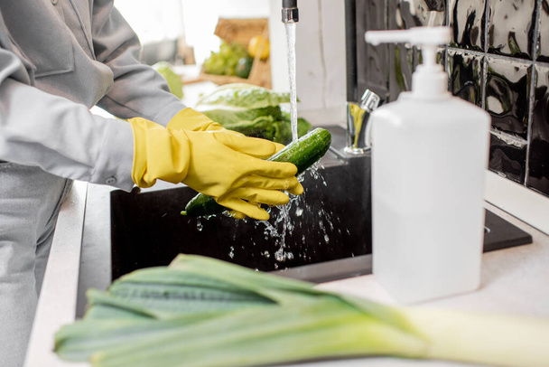 Lavare verdure fresche a casa in cucina
 - Foto, immagini