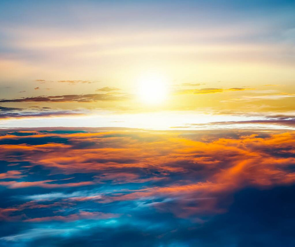 Pôr do sol no céu. Explosão abstrato. Luz do céu. Contexto religioso. bela nuvem. céu de fundo ao pôr-do-sol e amanhecer
 - Foto, Imagem