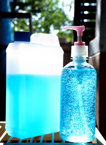 botella de gel desinfectante para la higiene de las manos corona virus protección de pie al aire libre contra la luz solar
 - Foto, Imagen