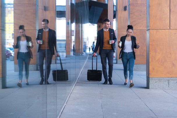 Portret van het Business Team buiten Office. Concept ontmoeten. Mensen wandelen en koffie drinken, naar kantoor gaan. - Foto, afbeelding