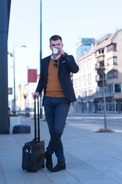 社外の若手実業家の肖像。会議のコンセプト。男歩くとコーヒーを飲む、オフィスに行く. - 写真・画像