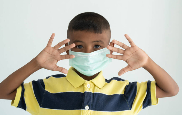 Ατμοσφαιρική ρύπανση και την υγεία έννοια, ασιατικό μικρό αγόρι φορώντας ιατρική μάσκα προσώπου, coronavirus, covid-19 ιό - Φωτογραφία, εικόνα