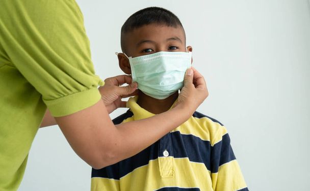 Koncepce znečištění ovzduší a zdraví, asijský chlapeček s maskou na obličeji, koronavirus, kovid-19 virus - Fotografie, Obrázek