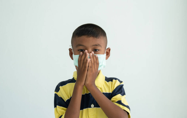 Ατμοσφαιρική ρύπανση και την υγεία έννοια, ασιατικό μικρό αγόρι φορώντας ιατρική μάσκα προσώπου, coronavirus, covid-19 ιό - Φωτογραφία, εικόνα