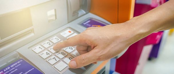 Εισαγωγή χέρι στο pin pad της ATM κωδικό πρόσβασης επιχειρηματική χρηματοδότηση - Φωτογραφία, εικόνα