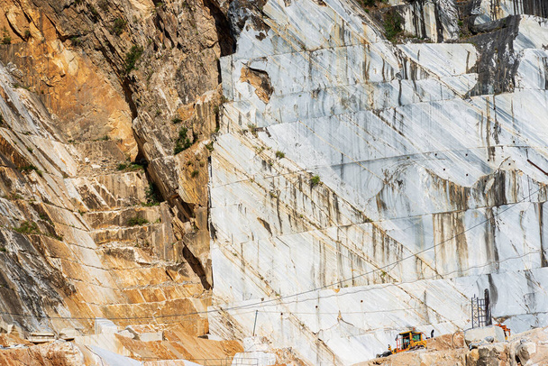 Detailní záběr jednoho ze slavných lomů bílého mramoru Carrara v Apuánských Alpách, Toskánsko, Itálie, Evropa - Fotografie, Obrázek