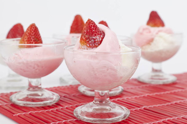 tasses pour crème glacée à la fraise et aux fraises
 - Photo, image