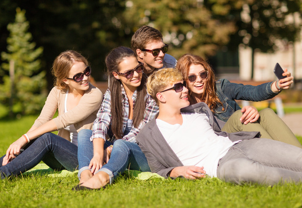 Teenageři s Foto venku s smartphone - Fotografie, Obrázek