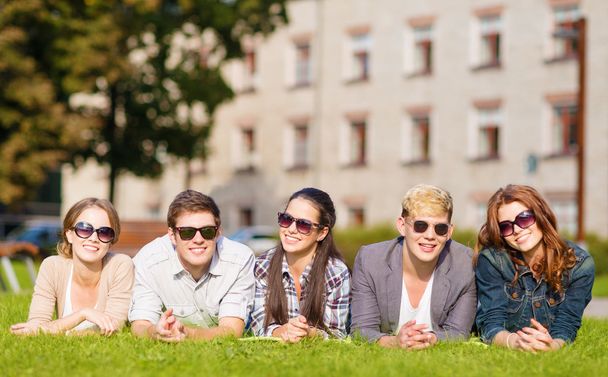 Group of students or teenagers hanging out - Foto, Bild