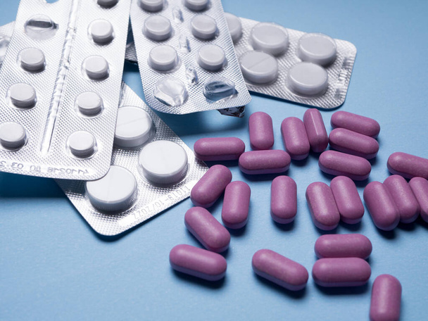 Tabletki. Wiele tabletek są na niebieskim tle, Leki i pigułki tle recepty. Przygotowanie farmaceutyczne.tło do badania. tabletki witaminowe - Zdjęcie, obraz