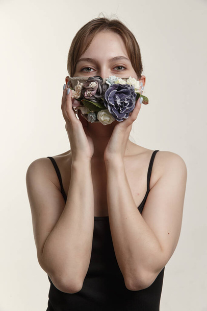 дівчина в масці з квітами на білому тлі
 - Фото, зображення