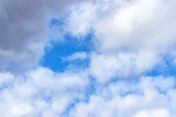 Cielo azul en un soleado día de primavera, cubierto de nubes blancas. El viento sopla nubes a través del cielo azul
 - Foto, imagen